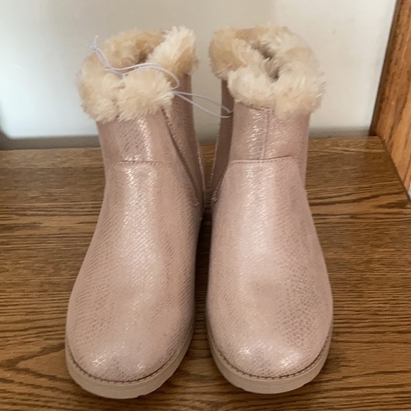 Cat & Jack girls rose/gold ankle boot size 5 with fur - Picture 2 of 5
